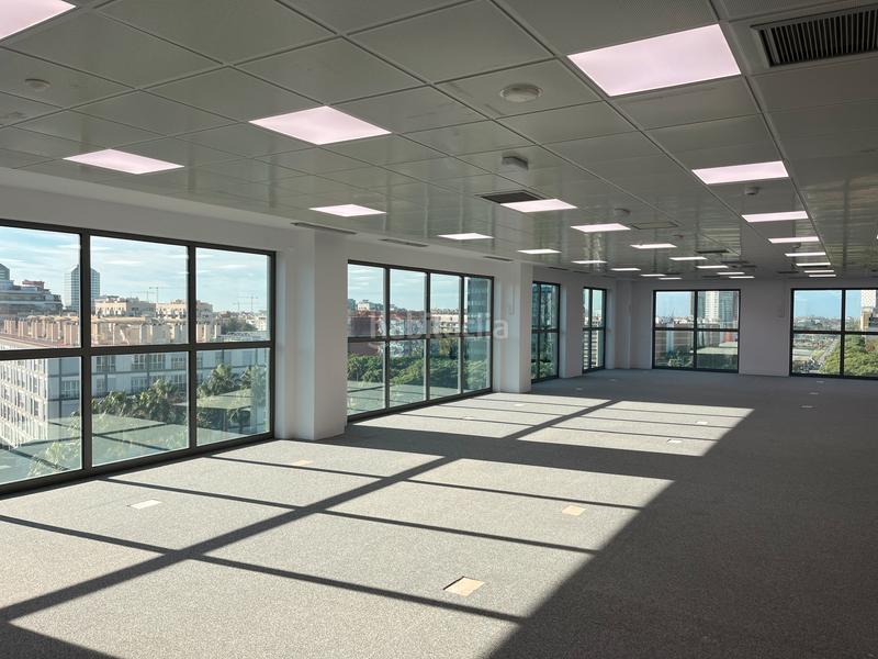 Foto 77ce7aad-8eb7-43f2-b808-404c846a88b1. Rent office space with heating parking in Hostafrancs Barcelona