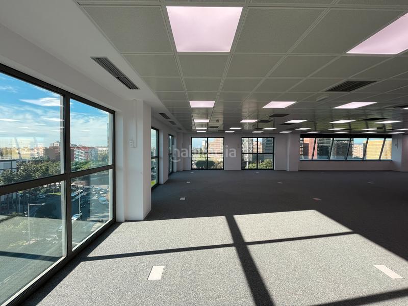 Foto a4636fc3-b676-4d10-ba61-2df287a4fbf1. Rent office space with heating parking in Hostafrancs Barcelona