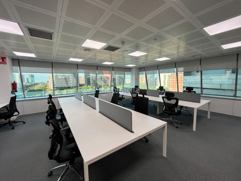 Foto b1aeae9b-b8fe-4be7-99ec-f8da86049470. Rent office space with heating parking in Hostafrancs Barcelona