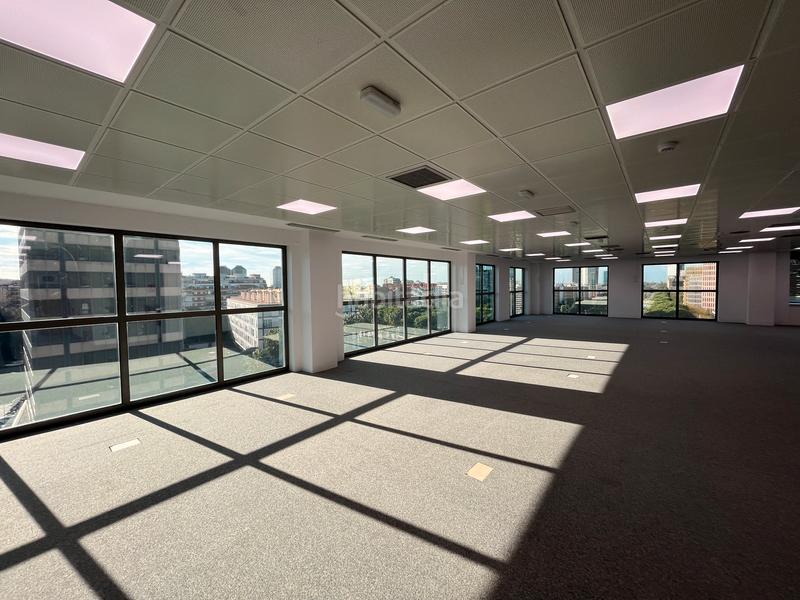 Foto b59f96ca-77f0-45ca-a367-525db4daf70c. Rent office space with heating parking in Hostafrancs Barcelona