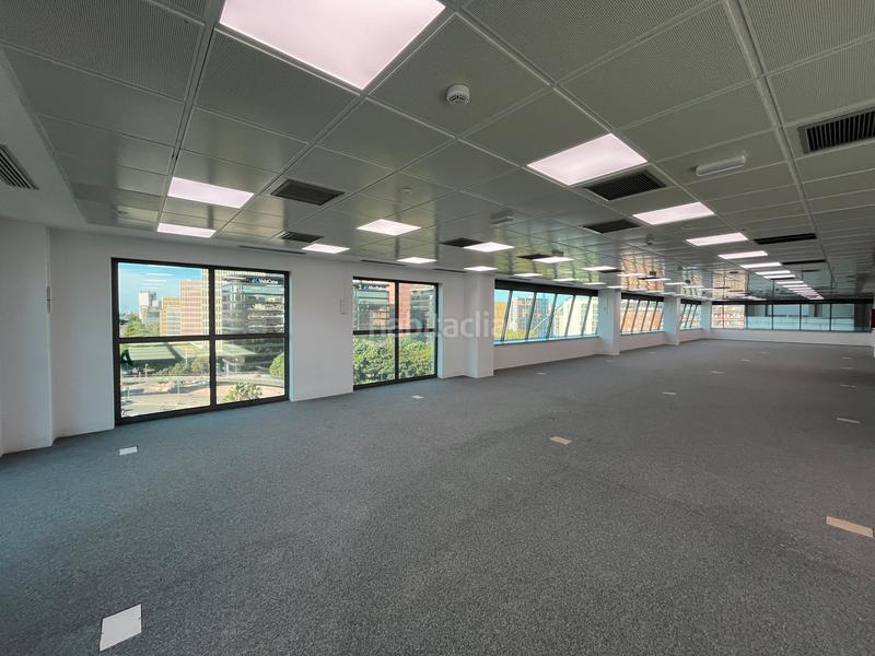 Foto 6cc0591e-37dd-455b-b5b5-c53b6e56da3a. Rent office space with heating parking in Hostafrancs Barcelona