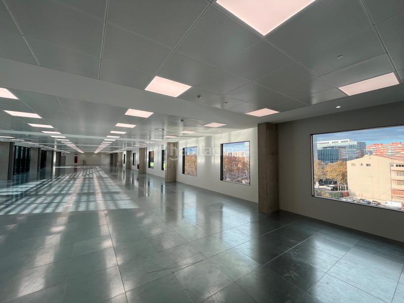 Foto 5e8a0ec1-256e-4723-a6da-956b57470e45. Rent office space with heating parking in Provençals del Poblenou Barcelona