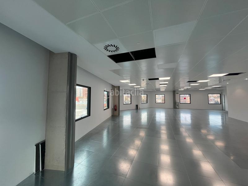 Foto b085e166-93a0-43b9-a62d-aef45dc730c7. Rent office space with heating parking in Provençals del Poblenou Barcelona