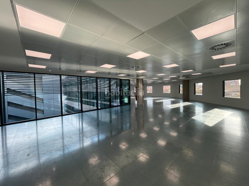 Foto d0c7ef24-7dd8-45d2-8215-8c12cc49bfba. Rent office space with heating parking in Provençals del Poblenou Barcelona