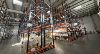 Rent Industrial building  Carrer la tecnologia. Nave logistica en alquiler en llinars del vallés con 5 muelles d