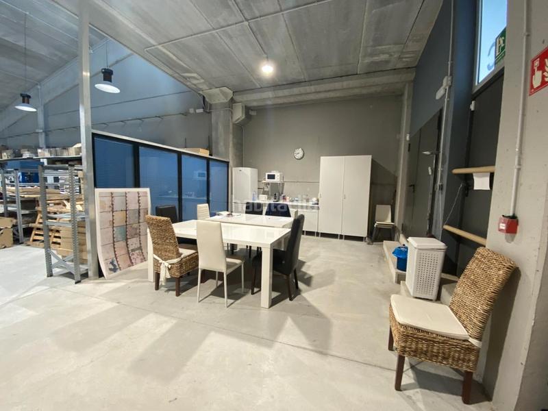 Foto 66295052-81f8-4ab2-9ed7-8b635241fd7e. Nau industrial a plaça del vapor 20 a Pomar Badalona