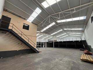 Location Bâtiment à usage industriel  Carrer del ripollès. Nave industrial con patio delantero y fachada a calle principal