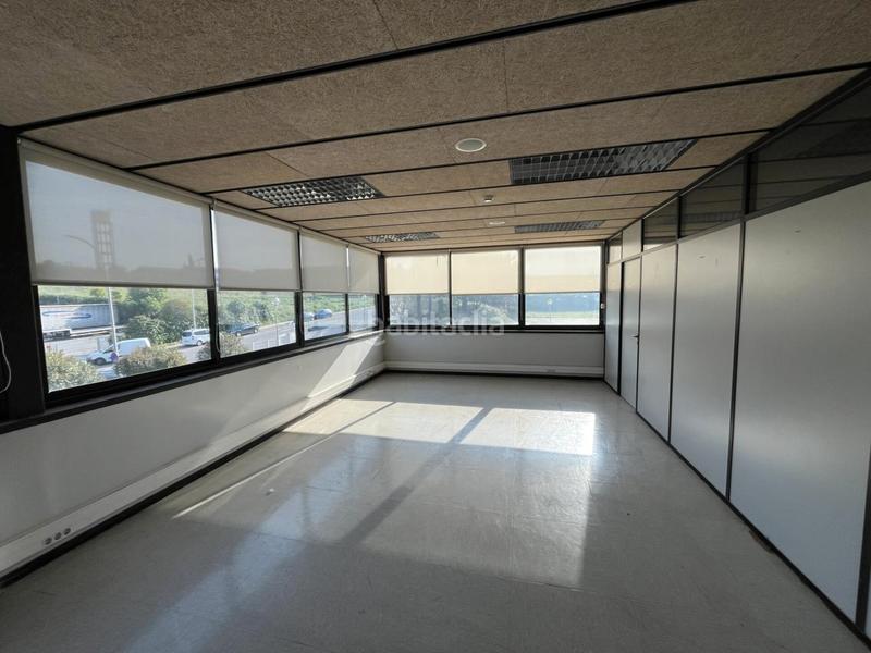 Foto e6f6b024-f7d0-4770-b051-edb0fb9f0c13. Nau industrial amb calefacció a Zona Industrial Barberà del Vallès