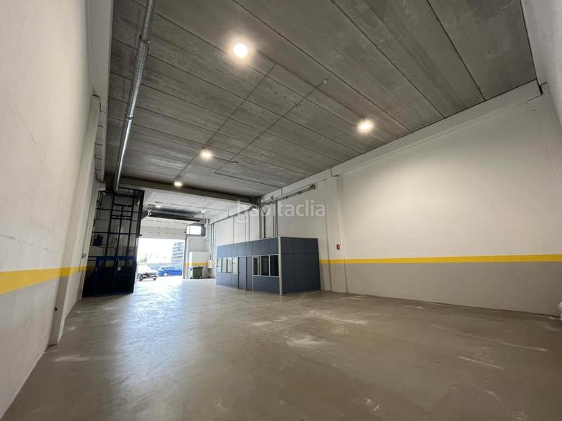 Foto 1291bd0b-4c47-4507-91a1-97de7e493527. Rent industrial building with heating in Port Badalona