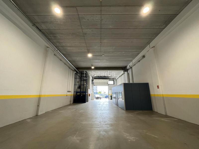 Foto 3b9ce40c-f8b2-43f7-8ad8-dbec46d3f1f0. Rent industrial building with heating in Port Badalona