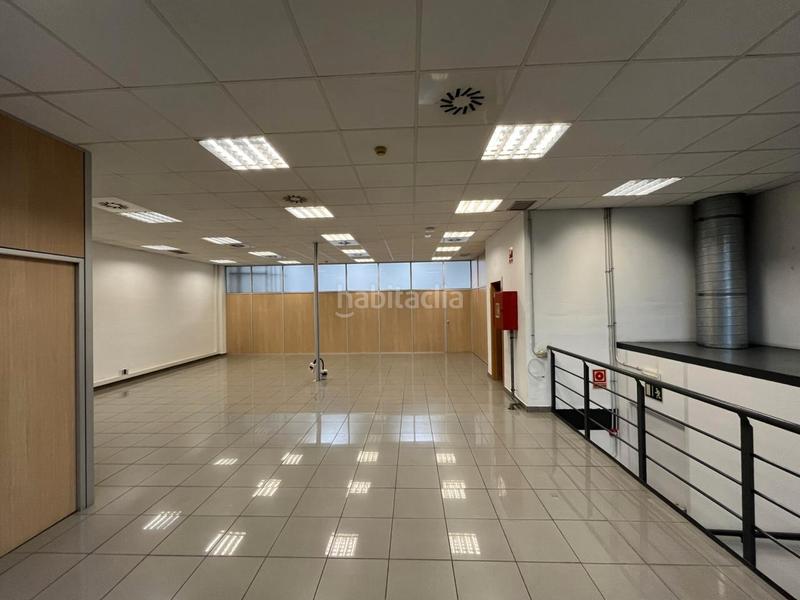 Foto 4a0d427e-b541-4c6e-9c6c-4558934f1235. Rent industrial building with heating in Port Badalona