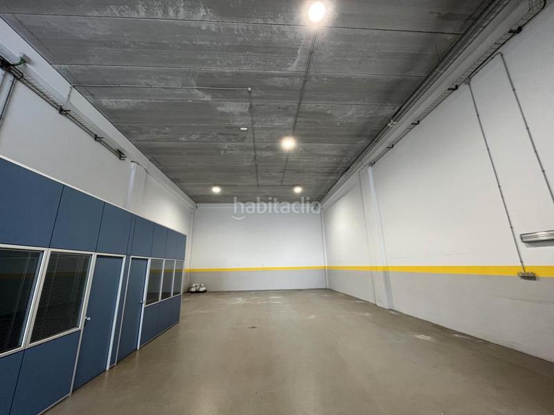Foto dc114688-b32e-4a19-97cf-a609bc0787af. Rent industrial building with heating in Port Badalona