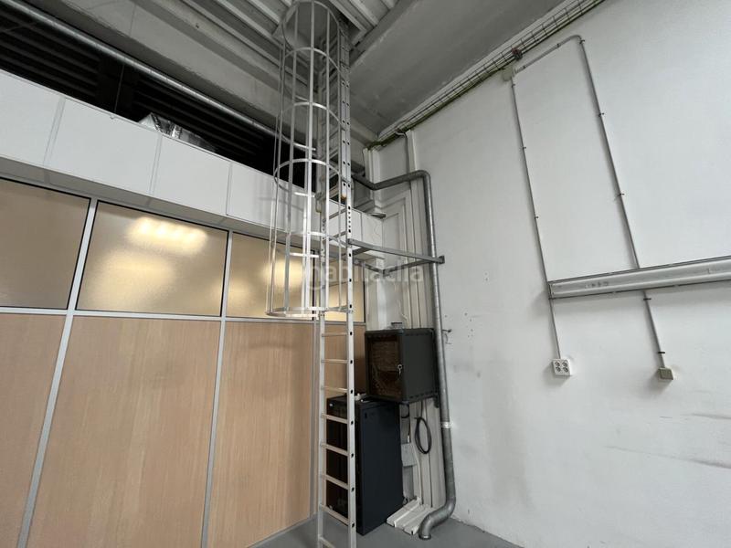 Foto dc26cf1b-9dff-47ee-af84-82a8c5ffa964. Rent industrial building with heating in Port Badalona