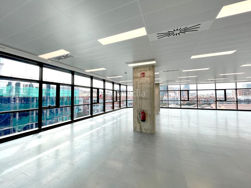 Foto ced97035-c0f2-4a11-b919-c4d0d646f148. Location bureau avec chauffage parking dans Provençals del Poblenou Barcelona