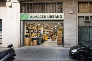 Business premise in Carrer de llorens i barba 45