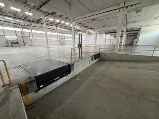 Alquiler Nave industrial en Llinars del Vallès. 4 muelles de carga y descarga
