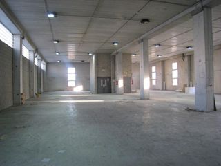 Bâtiment à usage industriel  Carrer del perú. Edificio industrial en venta con todos los servicios