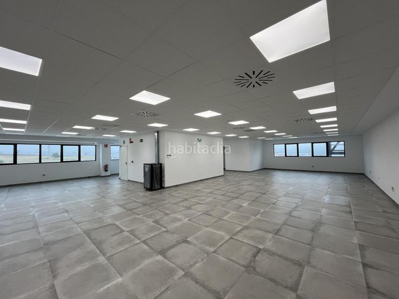 Foto 0ed78fc9-ef47-455d-84ad-b4c93393b8c9. Rent industrial building with heating in Òdena