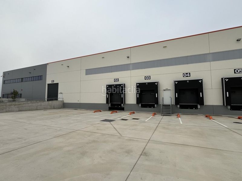 Foto b3da8d34-d0d0-425b-8e10-7e9e212df31c. Rent industrial building with heating in Òdena