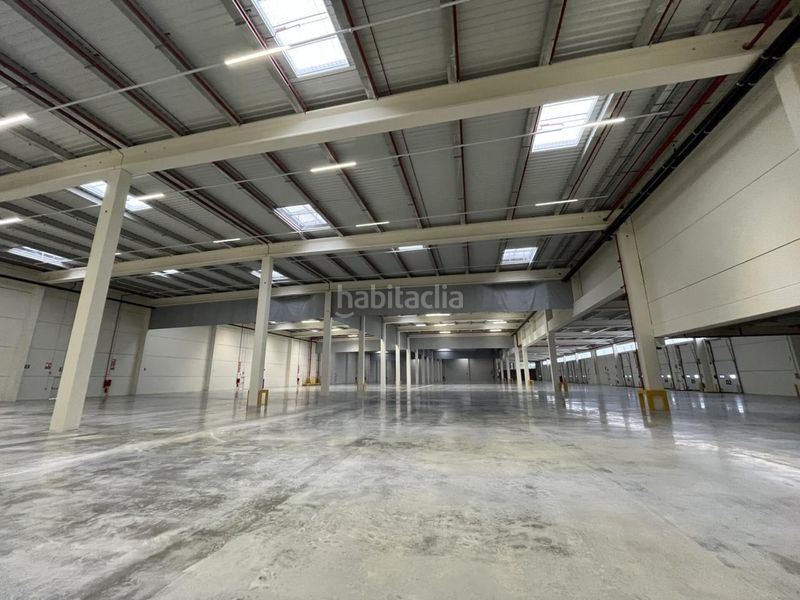 Foto d04d8321-811d-4dc4-bc50-e49901e65481. Rent industrial building with heating in Òdena