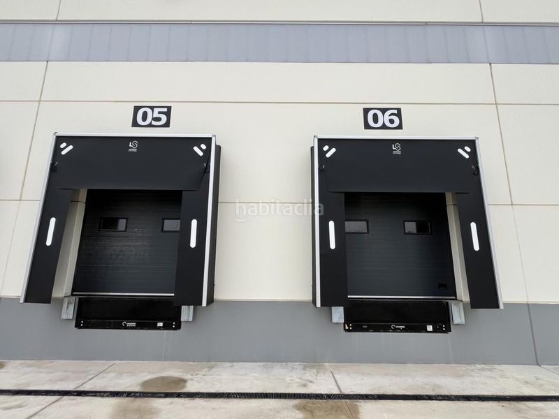 Foto e0d3cf94-3437-445d-a509-28351e587312. Rent industrial building with heating in Òdena