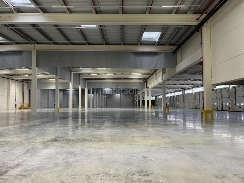 Foto f20847b3-402b-4fa3-a986-1ef9db1a2809. Rent industrial building with heating in Òdena