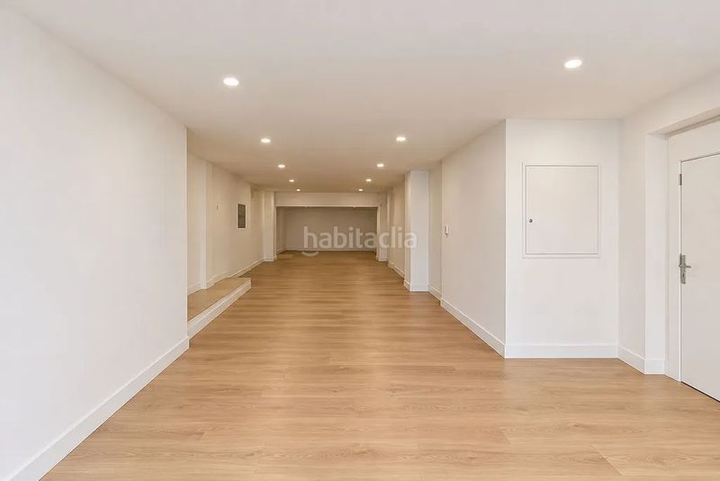 Foto 3af6a010-3f6e-4076-b67b-e4556cd3c258. Local comercial en carrer de llorens i barba 45 en Barcelona