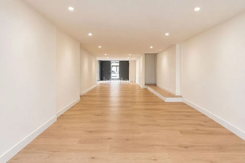 Foto 45b8b747-63b3-42b9-8619-c876cd644e65. Local comercial en carrer de llorens i barba 45 en Barcelona