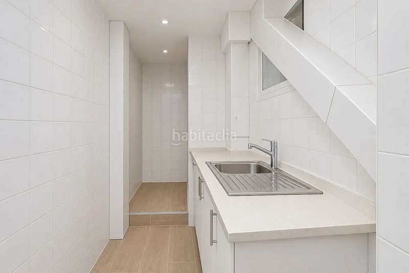 Foto 5a4414e6-397a-4b5e-8d09-a85103100f18. Local comercial en carrer de llorens i barba 45 en Barcelona