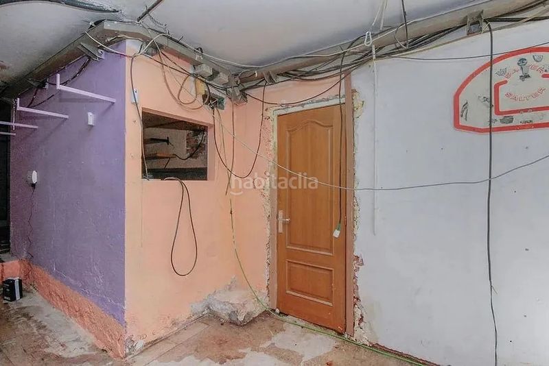 Foto 931a6ba4-c299-49c0-93ca-a4866f82d450. Local comercial en carrer de llorens i barba 45 en Barcelona