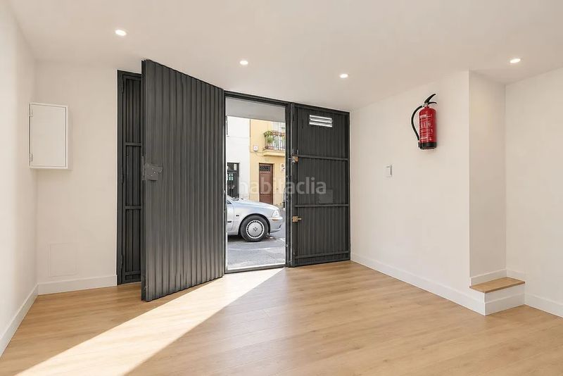 Foto c8bb9cb5-8c1d-4f96-8321-a7422844d84c. Local comercial en carrer de llorens i barba 45 en Barcelona