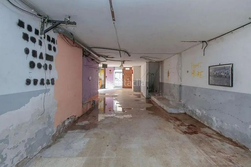 Foto f0aabb20-4afe-47bb-b812-8e537a84e76e. Local comercial en carrer de llorens i barba 45 en Barcelona