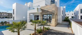 Chalet in Centro. Hermosa villa se divide en 2 plantas y tiene 3 dormitorios, 3 ba