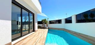 Pis en San Pedro del Pinatar. Descubre esta elegante villa independiente orientada al sur, con