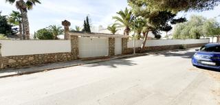 Maison à La Zenia. Experimenta el epítome de la vida costera con esta magnífica vil