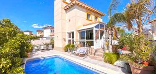 Maison à La Zenia. Esta exquisita villa independiente de 4 dormitorios y 3 baños es