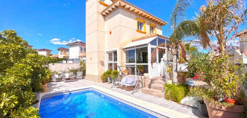 Foto b03c3960-a475-43d3-b32e-46f6bd32b69f. Casa con piscina in La Zenia Orihuela