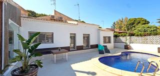 Casa in Punta Prima. Ubicada en la codiciada zona de punta prima, esta villa orientad