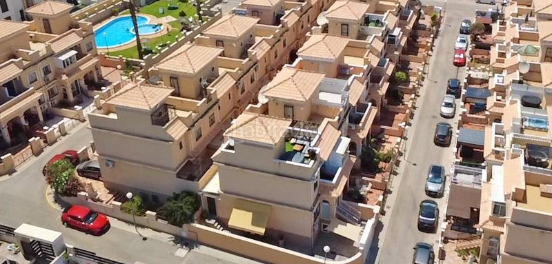 Foto aa075e8f-aa9b-4f45-ad18-6780b72838ce. Casa adossada amb piscina a Los Almendros Orihuela