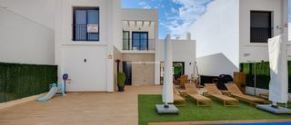 Casa en Pueblo Bravo. Moderna villa de nueva construcci�n con piscina privada climatiz