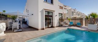 Casa en Pueblo Bravo. Moderna villa de 3 dormitorios y 3 ba�os en venta en ciudad ques
