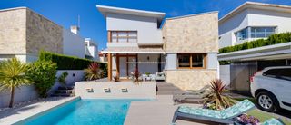 Casa a Benijófar. Esta moderna villa totalmente amueblada se encuentra en la codic
