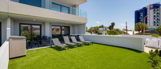 Etagenwohnung in Punta Prima. Lujo moderno junto a la playa en punta prima apartamento esquine
