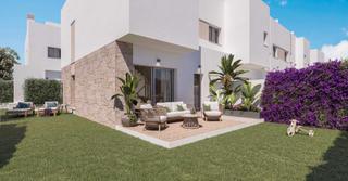 Casa adossada a Calle caliza 26. Adosado de 4 dormitorios con 34 m2 (terraza y jardín privado). g