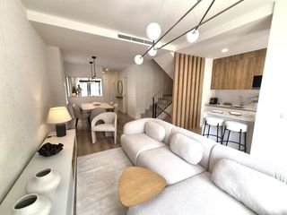 Semi detached house in Calle tailandia 8. Adosado (esquina) de 4 dormitorios con 43 m2 (solarium)
