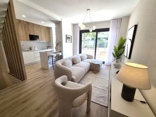 Casa adossada a Calle tailandia 18. Adosado de 4 dormitorios con solarium (43 m2). residencial con p