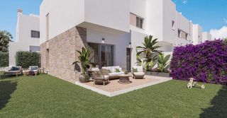 Maison jumelée à Calle caliza 26. Adosado de 4 dormitorios con 43 m2 (solarium). residencial con p