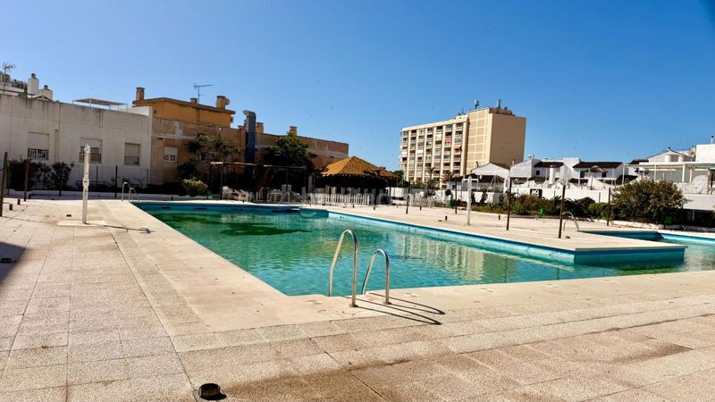 Foto 132ecfda-4f02-4151-bbcf-de033269b0d5. Pis amb piscina a El Bajondillo Torremolinos