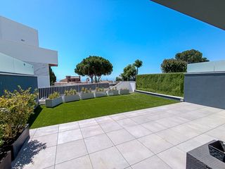 Planta baja en Calle francisco de quevedo 5. Planta baja de lujo de 3 dormitorios con 94 m2 (terraza y jardín