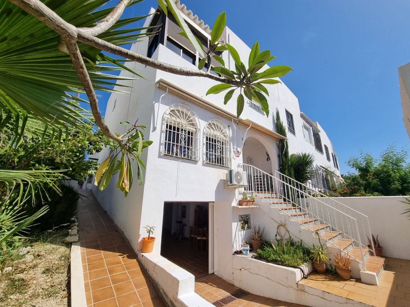 Foto 22e64f9d-7d29-41f8-b030-a7d070b2c561. Chalet en victoria kent 7 pareado en venta en La Colina, 4 dormitorios. en Torremolinos